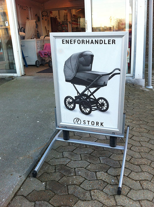 Windfester Kundenstopper Wind Line Lux als Straßenaufsteller vor Ladengeschäft zur Präsentation von Angeboten und Speisekarten