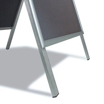 Standbeine aus Aluminium bei einem Werbeaufsteller