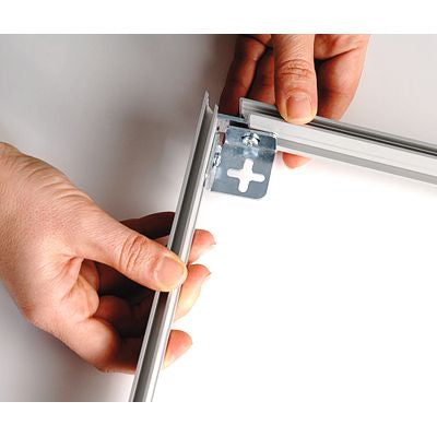 Montage des Bay Aluminiumrahmens mit Eckwinkel an der Wand