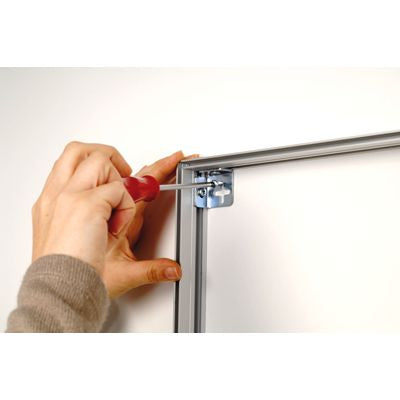 Schraubmontage des Banner-Rahmen Bay an der Wand