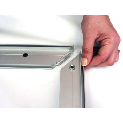 Detailaufnahme der Rahmenecke des Gulf Systems bei der Montage