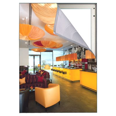 Beispiel für Gulf Banner-Rahmen bei der Wandmontage im Innenraum