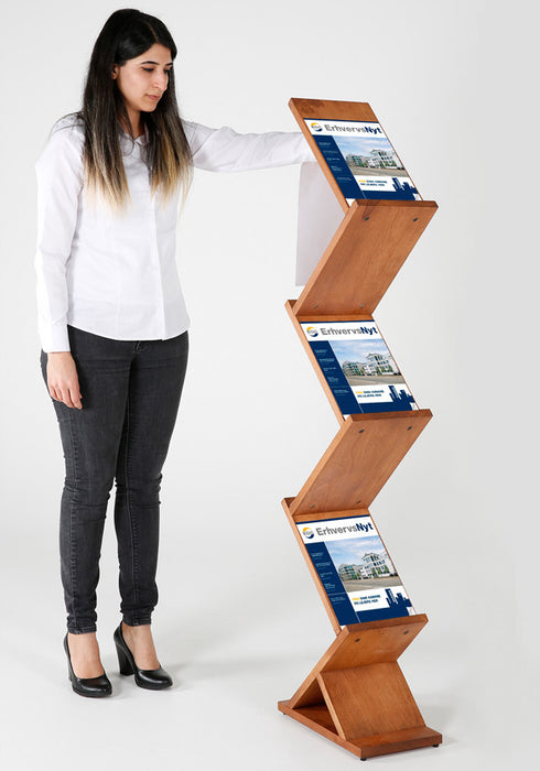 Befüllter Holz-Broschürenständer mit A4 Prospekten