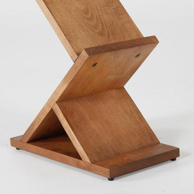 Detailaufnahme Zig-Zag Prospekthalter Holz dunkel gebeizt