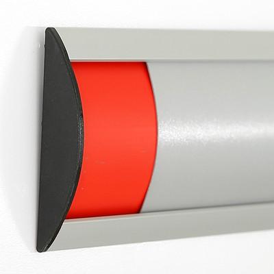 Detailansicht des Aluminium Türschildes mit roter Besetztanzeige