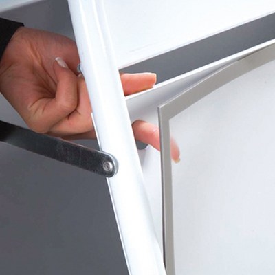 Entspiegelte APET-Frontplatte mit Magnet beim Kundenstopper Expo Gotik Lux für klare Sicht im Außenbereich