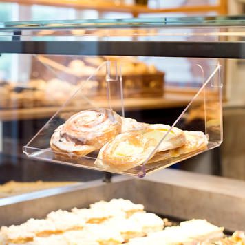 Flexibles Theken-Display zum Einhängen mit Brötchen in Bäckerei