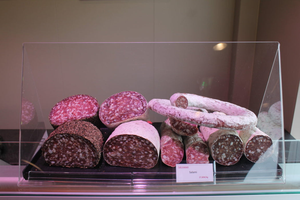 Food Display Acryl für hygienische Präsentation von Wurstwaren in der Theke