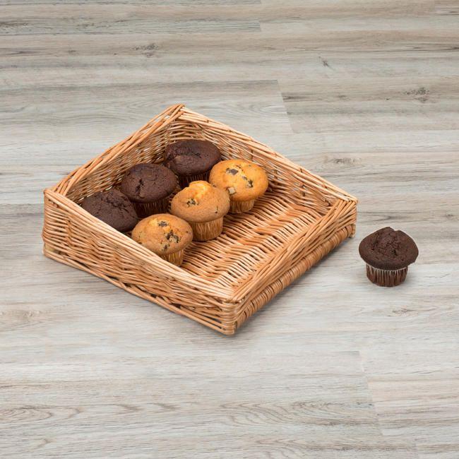 Flacher Füllkorb aus Vollweide mit Muffins für eine verkaufsfördernde Warenpräsentation in Bäckerei und Café