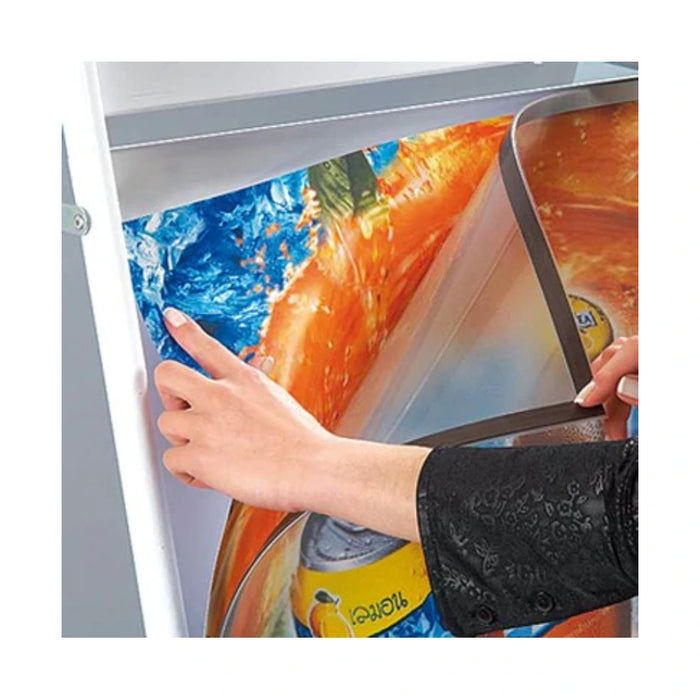 Werbefläche des wetterfesten Gehwegaufstellers aus Stahl mit klarer Sicht auf das Plakatmotiv