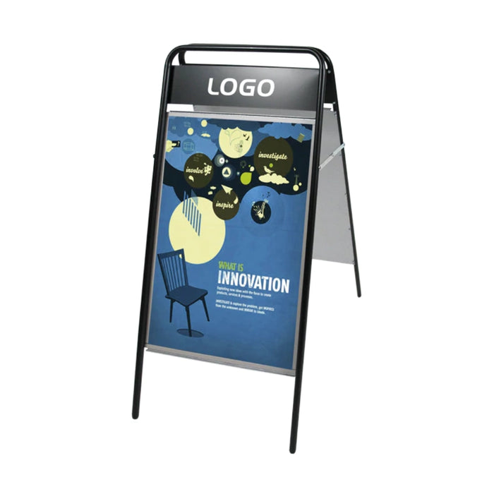 Werbefläche des wetterfesten Gehwegaufstellers aus Stahl mit klarer Sicht auf das Plakatmotiv