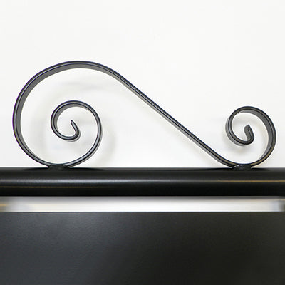 Detailansicht der dekorativen Schmiedeeisen-Verzierung am Antik Hängeschild Outdoor im klassischen Stil