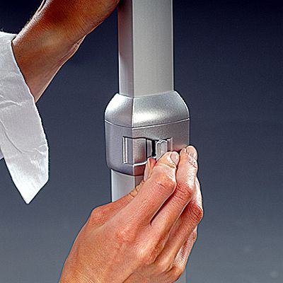 höhenverstellbarer infoständer A4 aluminium für flexible nutzung in gastronomie einzelhandel und messe