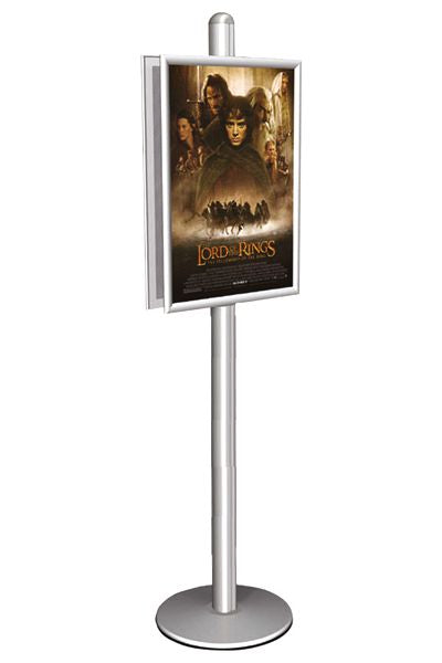 Infoständer doppelseitig mit zwei Klapprahmen freistehend schräg dargestellt als Plakatständer für Besucherinformation im Innenbereich