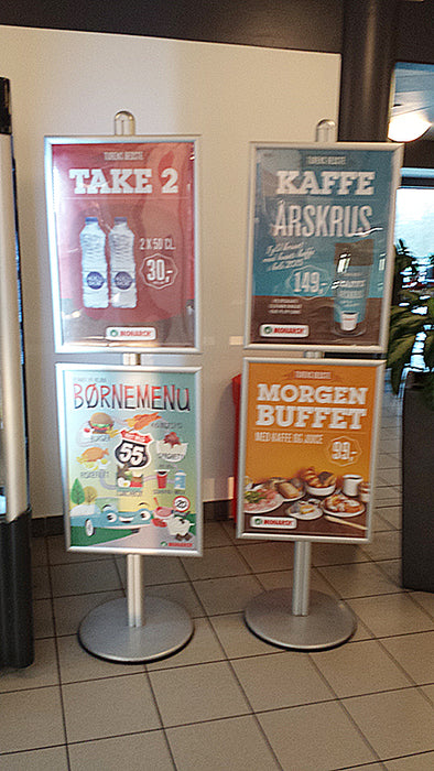 Infoständer einseitig mit zwei Klapprahmen übereinander im Einsatz als Werbeständer für Angebote im Gastronomiebereich