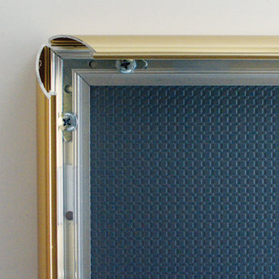 Klapprahmen Aluminium Gold A4 bis 70 × 100 cm – Geöffneter Rahmen beim Posterwechsel