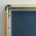 Klapprahmen Aluminium Gold A4 bis 70 × 100 cm – Geöffneter Rahmen beim Posterwechsel