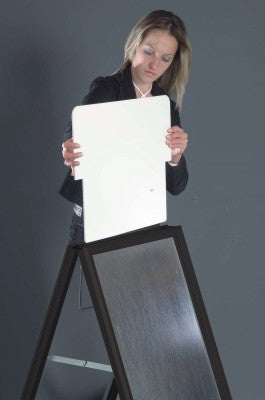 Plakatwechsel beim Kundenstopper mit Klapprahmen schnell und ohne Werkzeug möglich