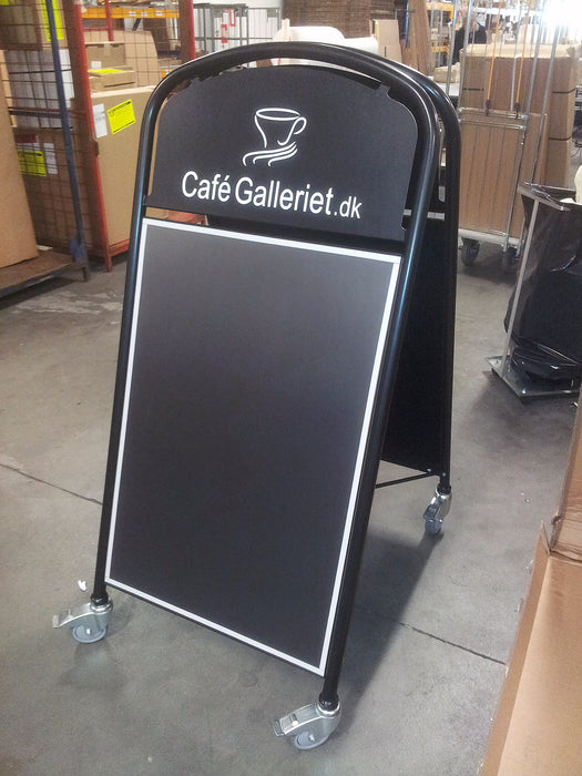 Schwarzer Ellipse Lux A1 Werbeaufsteller mit Logoplatte im Praxisfoto, geeignet für Supermarkt und Shop