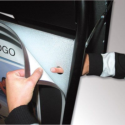 Schneller Plakatwechsel durch Magnetverschluss beim Kundenstopper mit Logoplatte Expo Gotik Lux