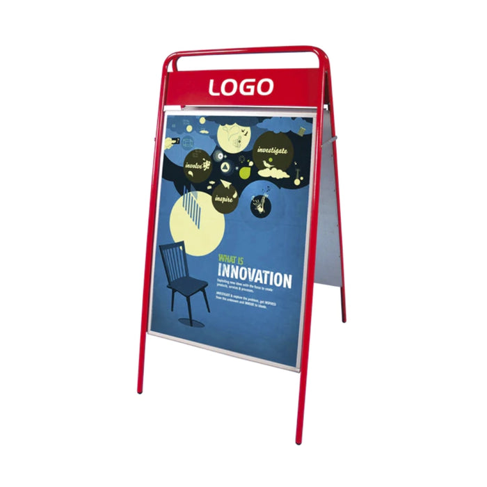 Roter Kundenstopper mit Logoplatte für aufmerksamkeitsstarke Außenwerbung am Gehweg