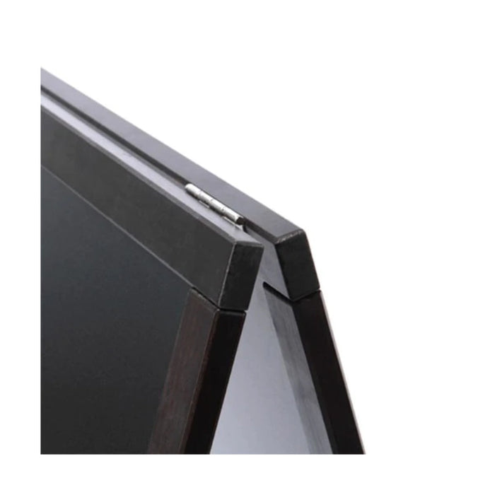 Detailansicht des schwarz lackierten Holzrahmens beim Kundenstopper