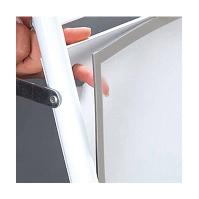 Magnetischer Plakatwechsel beim Kundenstopper mit Logoplatte dank entspiegelt­er APET-Frontplatte