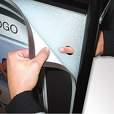 Einfacher Plakatwechsel beim Kundenstopper durch Magnetverschluss ohne Werkzeug