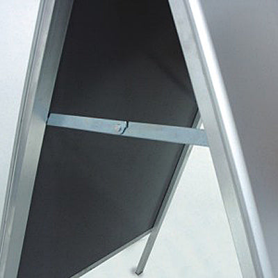 Rückseite eines Kundenstoppers mit stabiler Querstrebe