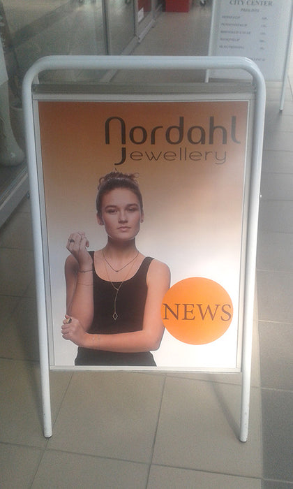 Kundenstopper A1 im Einsatz vor einem Geschäft zur Bewerbung von Aktionen