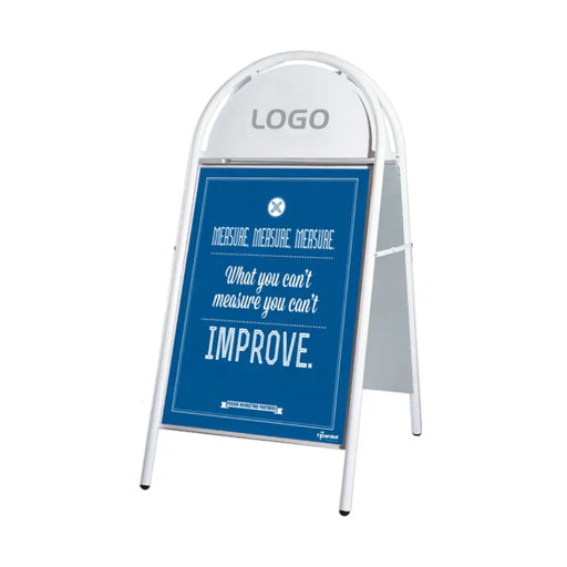 Kundenstopper A1 mit Logoplatte Expo Gotik in der Farbe Weiß im Außenbereich