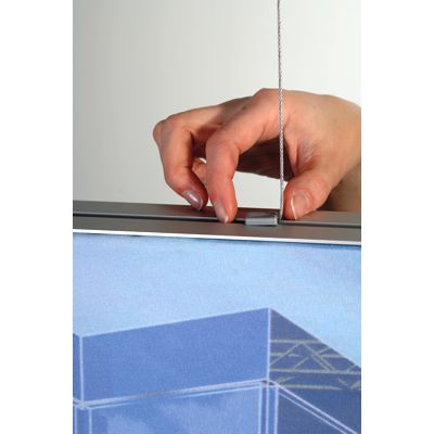 Befestigung eines Lagoon Bannerrahmens an der Decke mittels Stahlseil