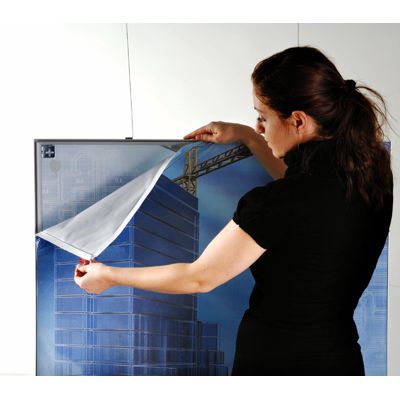 Demonstration des Bannerwechsels im doppelseitigen Lagoon Rahmen