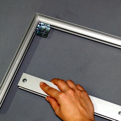 Detailansicht eines Aluminiumprofils beim Aufbau des Lagoon Bannerrahmens