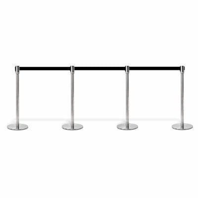 Mehrere Edelstahl-Absperrpfosten mit schwarzem Gurtband als flexibles Personenleitsystem