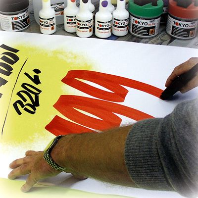 Gestaltung eines auffälligen DIN-A1-Werbeplakats mit breitem Plakatschreiber und Schilderfarbe