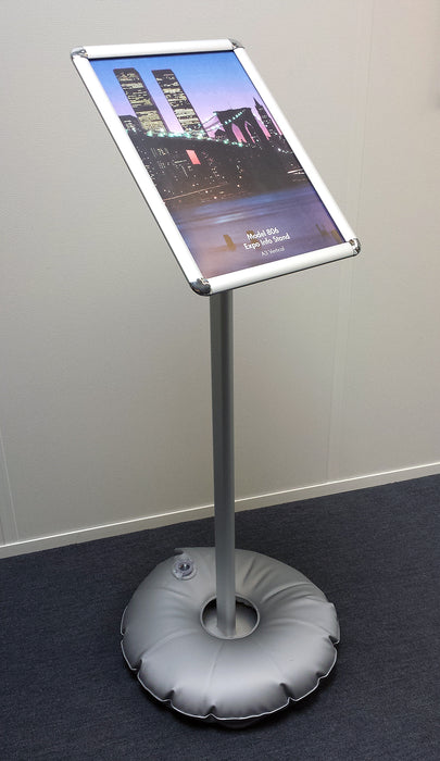 Plakatständer im Eingangsbereich zur Präsentation von Informationen im Innenbereich