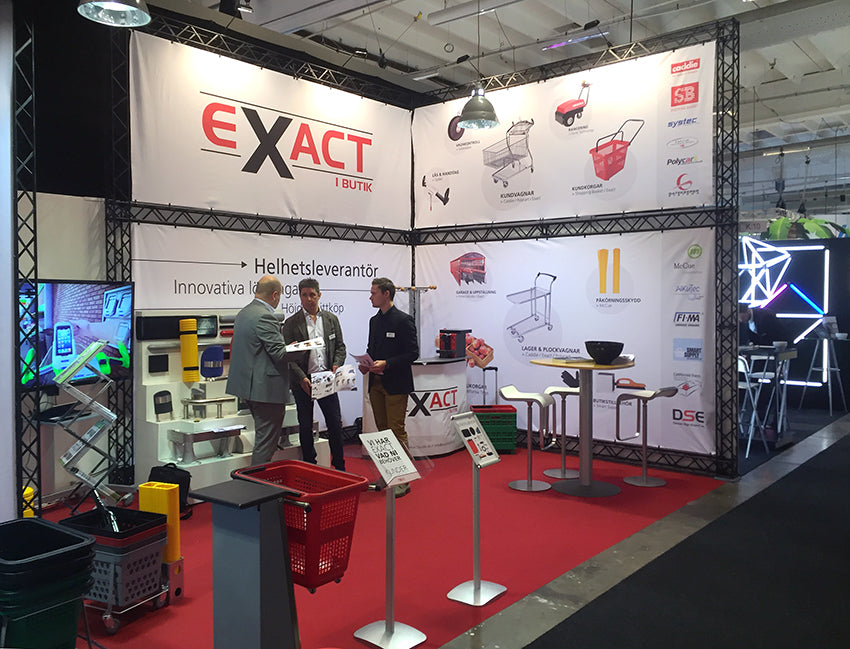 Plakatständer A4 A3 im Einsatz auf Messestand zur Informationsdarstellung