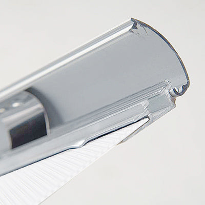 Aufgeklapptes Profil des Klapprahmens 25 mm Chrom mit Klappmechanismus im Detail
