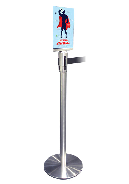 Vertikaler Posterhalter aus Acryl auf einem Absperrpfosten als Werbe- und Informationsschild