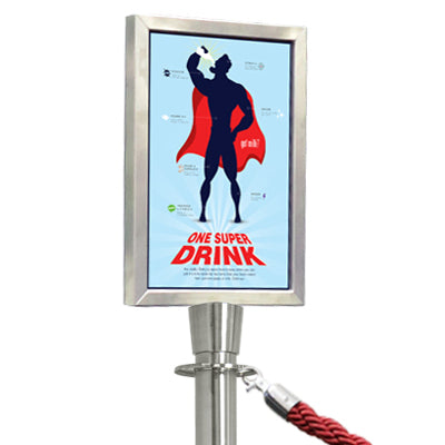 Posterhalter auf einem Absperrpfosten mit Seilsystem und Adapteraufsatz montiert
