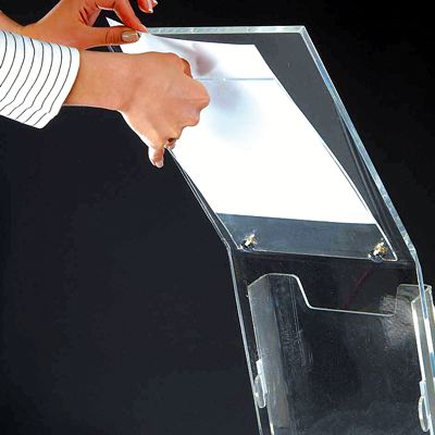 Motivwechsel im Acrylrahmen des Infoständers A4