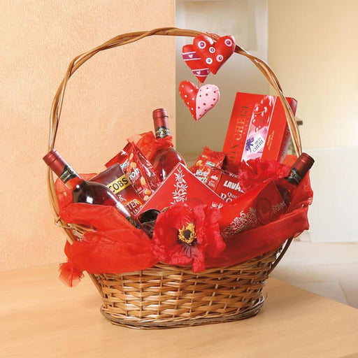 Präsentkorb aus Spaltweide als gefüllter Geschenkkorb mit Wein, Süßwaren und Geschenkartikeln