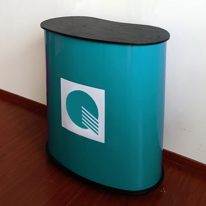 Gebogener Messecounter aus Kunststoff in Detailansicht mit Werbefläche