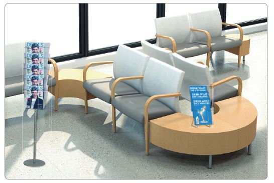 Stabiler Prospekthalter aus Metall mit drei A4-Fächern – Seitenansicht, in einer Lobby