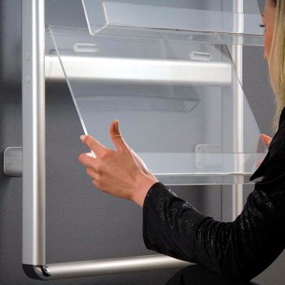 Prospekthalter aus Aluminium mit transparenten Acrylfächern – 8x A4