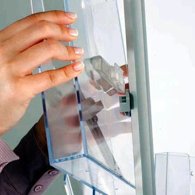 Einfache Klickmontage des Karussell-Prospektständers – werkzeugloser Aufbau in wenigen Minuten.