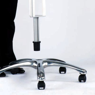 Detailaufnahme des rollbaren Standfußes mit 5 Rollen und Bremsen für den mobilen Einsatz.