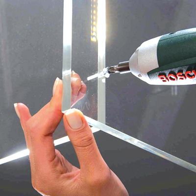 Detailaufnahme Prospektständer Zig-Zag – Acrylfächer Montage mit Schrauben.