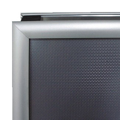 Gehrungsecke eines Aluminium Klapprahmens on einem Kundenstopper im A1 -Format